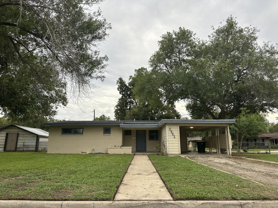 2001 E Mesquite Ln in Victoria, TX - Building Photo