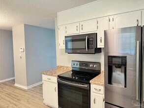 517 Benjulyn Rd in Gonzalez, FL - Building Photo - Building Photo