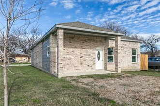 200 Ave B in Ennis, TX - Foto de edificio - Building Photo