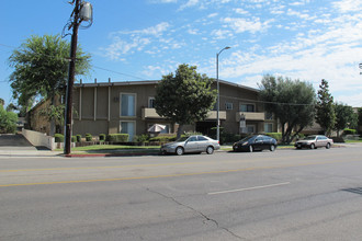 18631 Burbank Blvd in Tarzana, CA - Building Photo - Building Photo