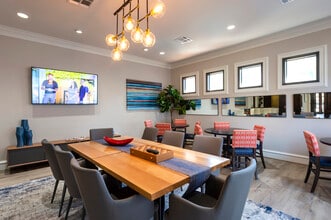 Village at West University in Houston, TX - Foto de edificio - Building Photo