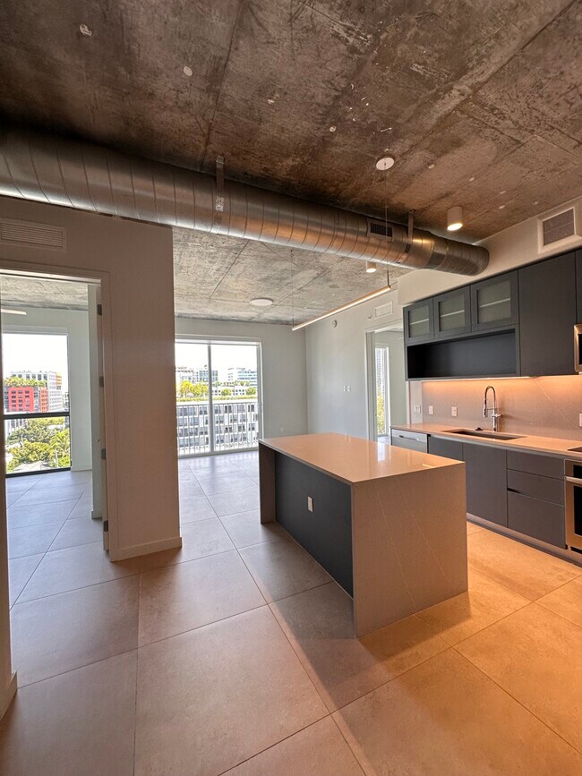 142 NW 31st St, Unit B21 in Miami, FL - Foto de edificio - Building Photo