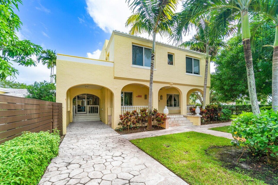 1201 N Swinton Ave in Delray Beach, FL - Building Photo
