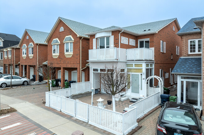 30-62 Jinnah Crt in Toronto, ON - Building Photo - Building Photo