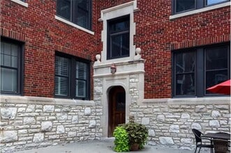 7515 Buckingham Dr, Unit 2N in Clayton, MO - Building Photo - Building Photo