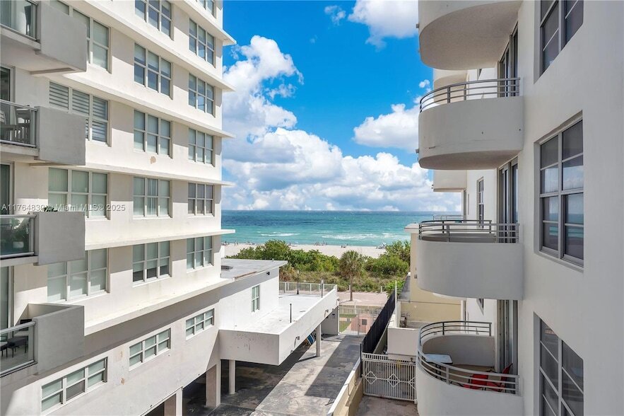 5555 Collins Ave in Miami Beach, FL - Foto de edificio