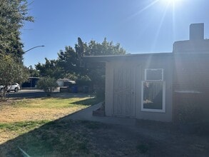 402 Helen Ave in Modesto, CA - Building Photo - Building Photo