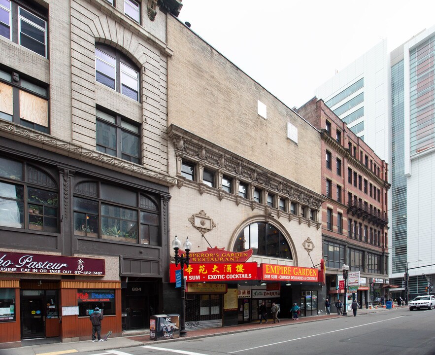 692 Washington St in Boston, MA - Building Photo