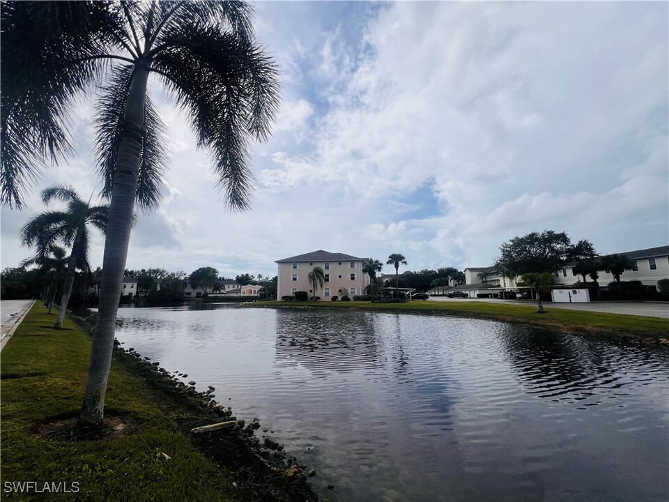 3308 Lisa Ln in Naples, FL - Building Photo