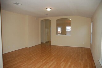 222 Mossy Rock Dr in Hutto, TX - Building Photo - Building Photo