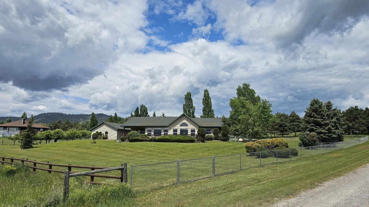 41225 Sparrowhawk Ln in Polson, MT - Foto de edificio