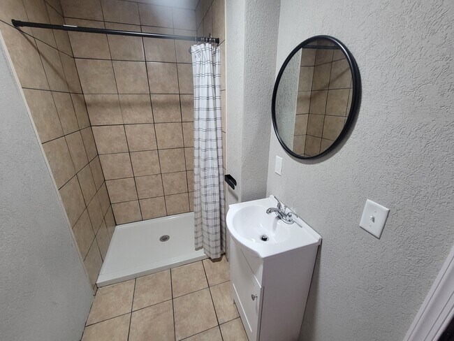 17 Lackawanna Ave, Unit front in Norwich, NY - Foto de edificio - Building Photo