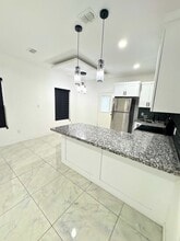 912 N Woodson Ave in Edinburg, TX - Foto de edificio - Building Photo