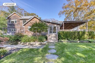 2 Hagar Rd in Shelter Island, NY - Building Photo