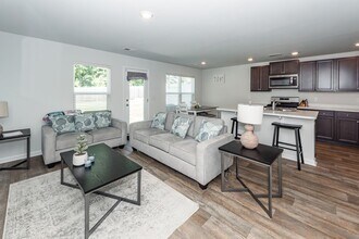 240 Spencer Cir in Summerville, SC - Building Photo - Building Photo