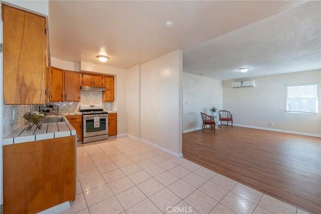 1450 E Poppy St, Unit 1 in Long Beach, CA - Foto de edificio - Building Photo