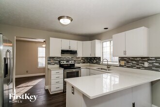 10145 Park Valley Dr in Indianapolis, IN - Foto de edificio - Building Photo