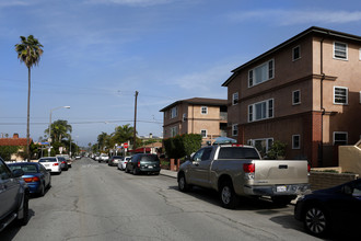 130 Roycroft Ave in Long Beach, CA - Building Photo - Building Photo