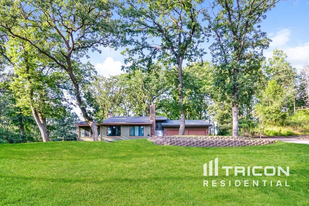 19386 King Cir NW in Elk River, MN - Building Photo