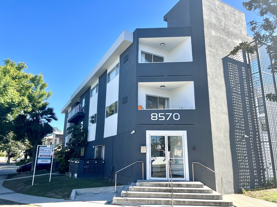 Gregory Way Apartments in Los Angeles, CA - Building Photo