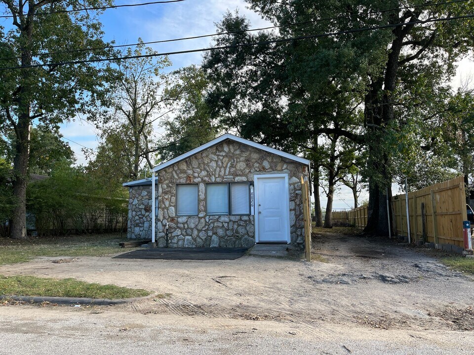 8826 Crestview Dr in Houston, TX - Building Photo