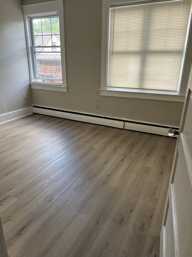 151 Broadway, Unit #2 Unfurnished in Saranac Lake, NY - Foto de edificio - Building Photo