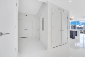 851 NE 1st Ave, Unit 1110 in Miami, FL - Foto de edificio - Building Photo