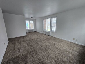 451 NE Winchester St in Roseburg, OR - Building Photo - Building Photo