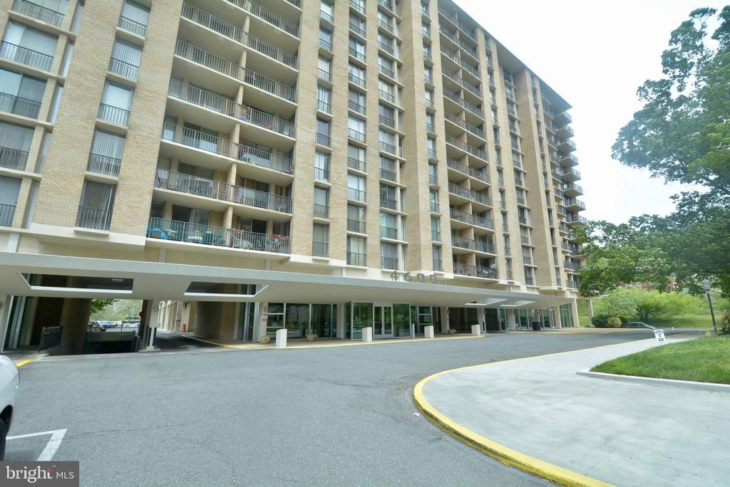 4600 S Four Mile Run Dr in Arlington, VA - Foto de edificio