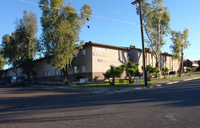 Mission Place in Phoenix, AZ - Foto de edificio - Building Photo