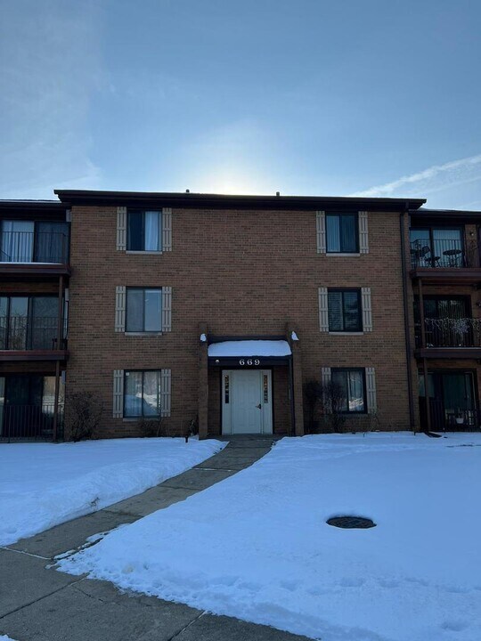 669 Briar Hill Ln in Addison, IL - Building Photo