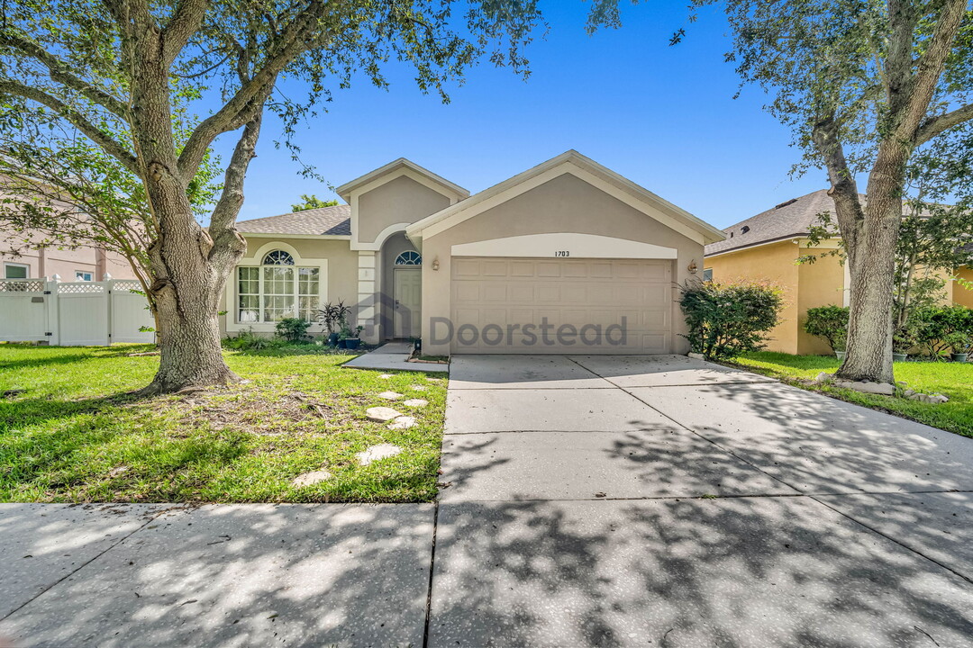 1703 Open Field Loop in Brandon, FL - Foto de edificio