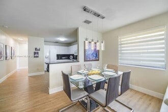 3262 SW 28th St in Miami, FL - Building Photo - Building Photo