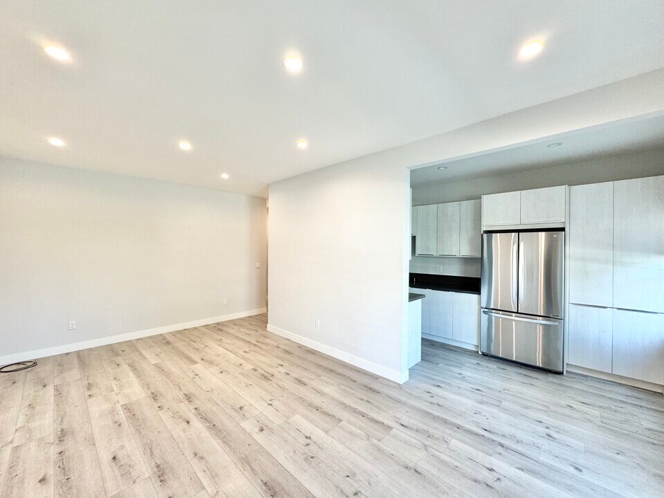 141 N Swall Dr in West Hollywood, CA - Building Photo