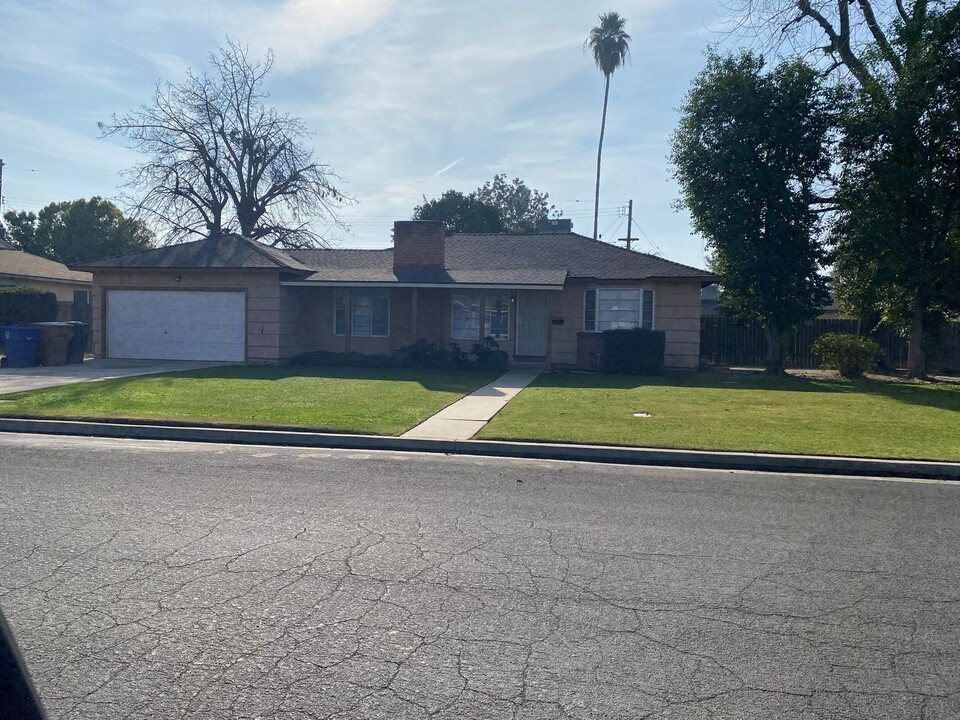 3921 Navajo Ave in Bakersfield, CA - Building Photo