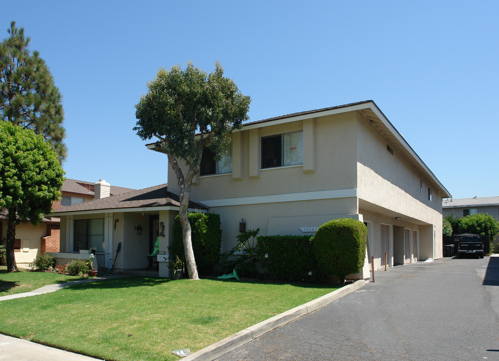 16582 Regina Cir in Huntington Beach, CA - Foto de edificio