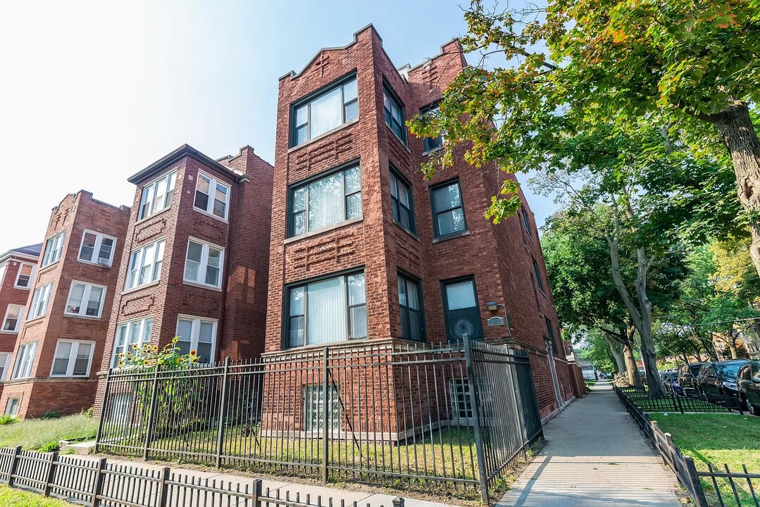 2032 W Birchwood Ave, Unit 2 in Chicago, IL - Foto de edificio