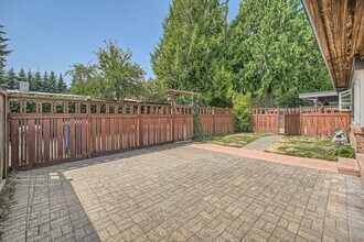 17230 Beach Dr NE in Lake Forest Park, WA - Building Photo - Building Photo
