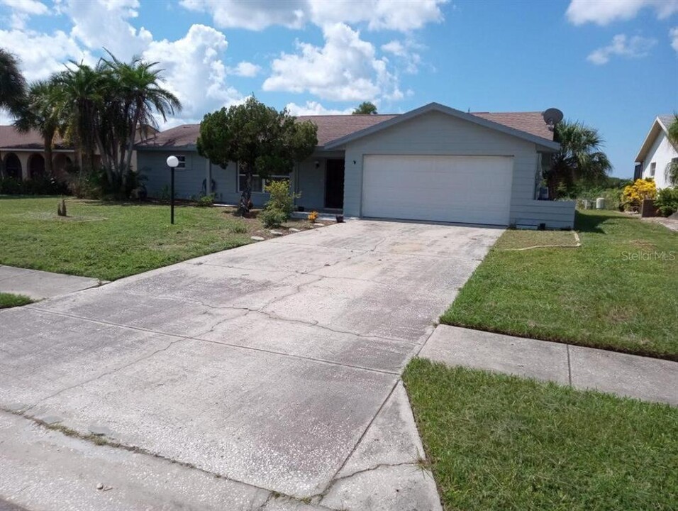 738 Flamingo Dr in Apollo Beach, FL - Building Photo