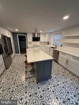 7000 Old Cabin Ln in Rockville, MD - Building Photo