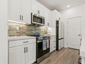 1191 Grassland Rd in Mission Viejo, CA - Foto de edificio - Building Photo