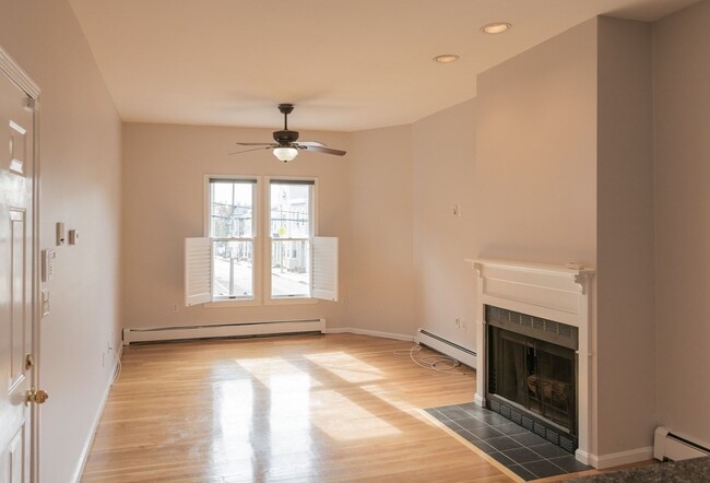 186 W 7th St, Unit 1 in Boston, MA - Building Photo - Building Photo