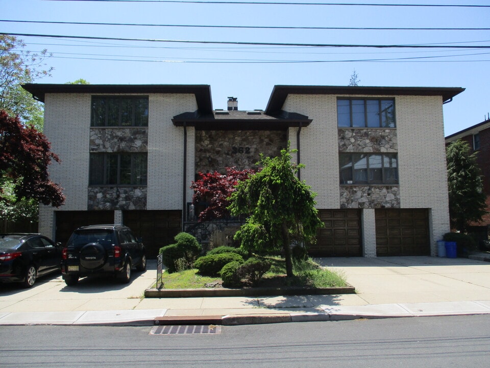 362 Wilson Ave, Unit 2 in Fort Lee, NJ - Foto de edificio