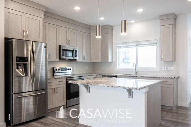 3073 Coughlan Ln SW in Edmonton, AB - Building Photo - Building Photo