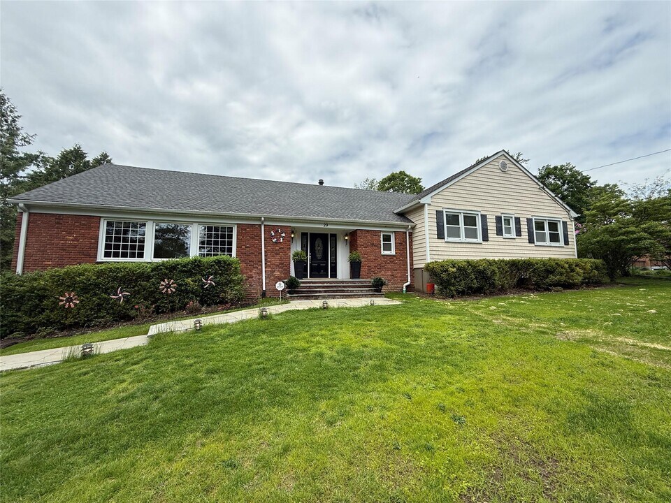 29 Eastview Dr in Valhalla, NY - Building Photo