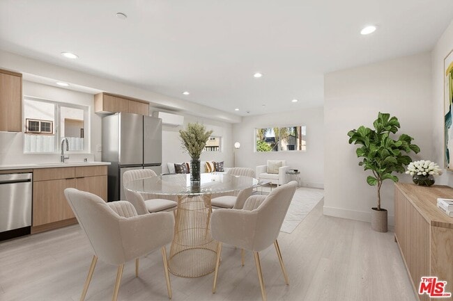 6943 Simpson Ave in Los Angeles, CA - Building Photo - Building Photo