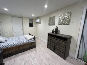 28 SE 8th St, Unit a in Dania Beach, FL - Building Photo - Building Photo