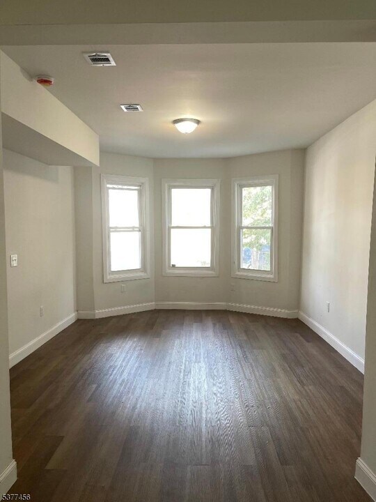 154 Johnson Ave in Newark, NJ - Building Photo