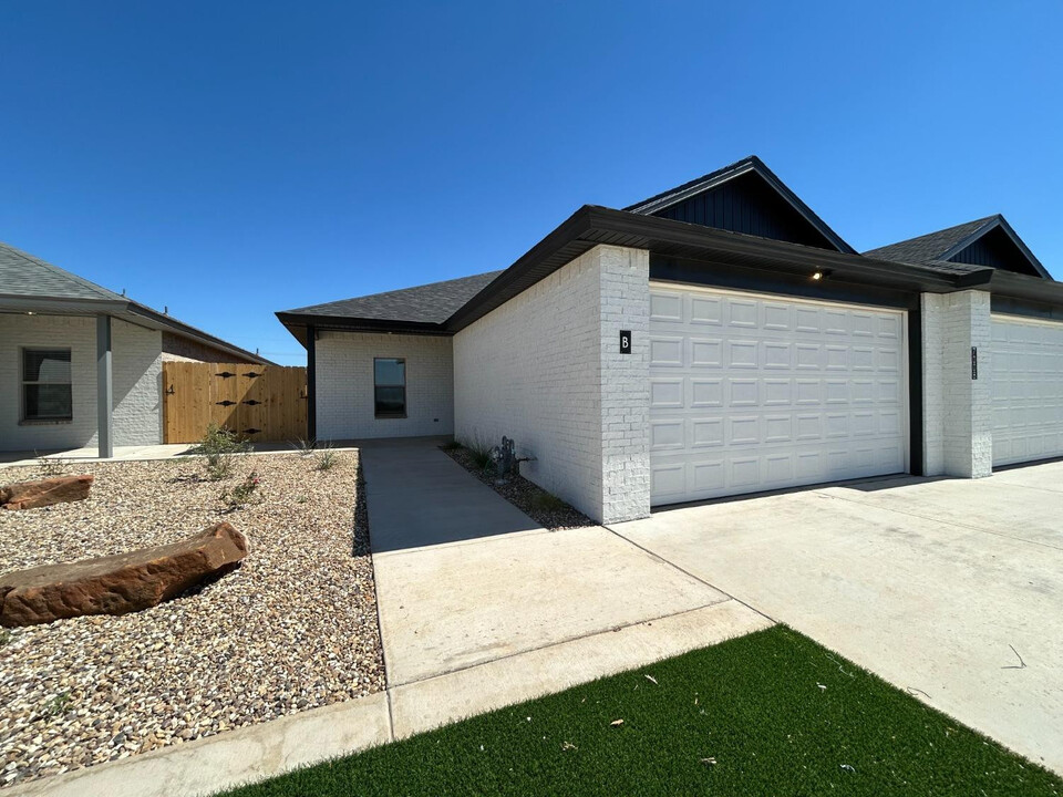 7008 40th St in Lubbock, TX - Foto de edificio