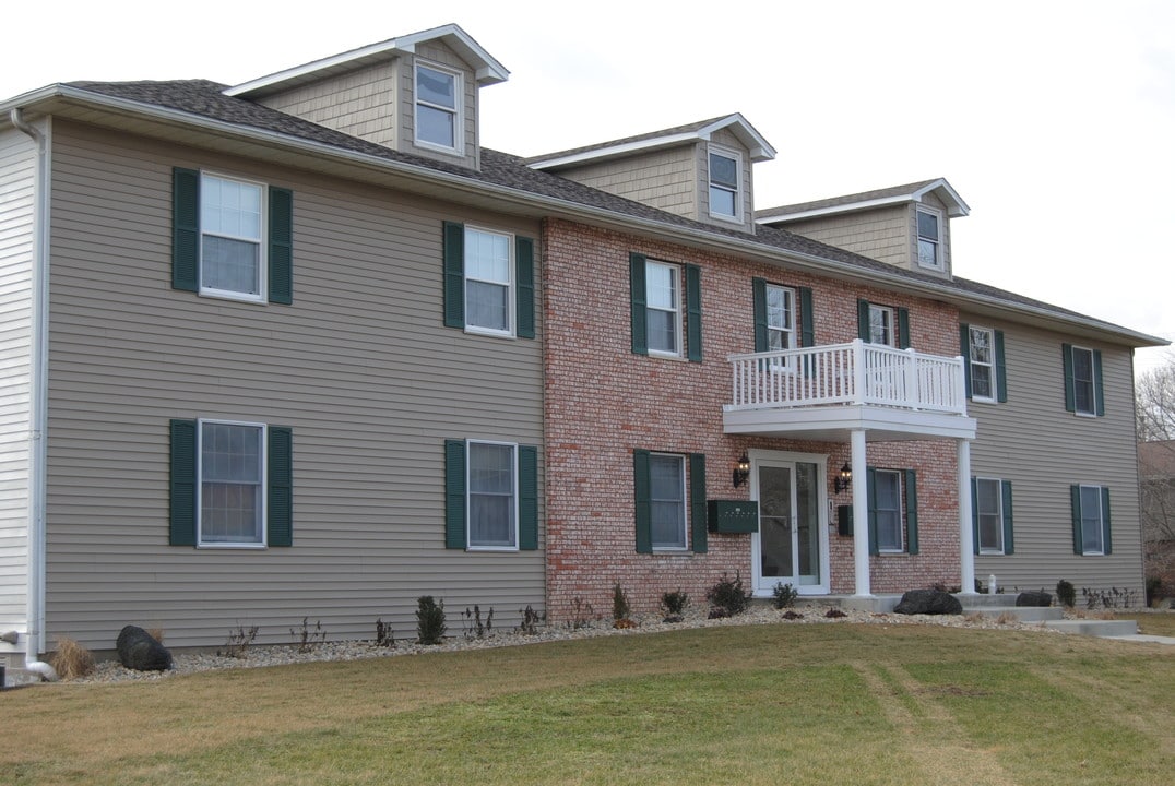Granada Court Apartments in Peoria, IL - Building Photo